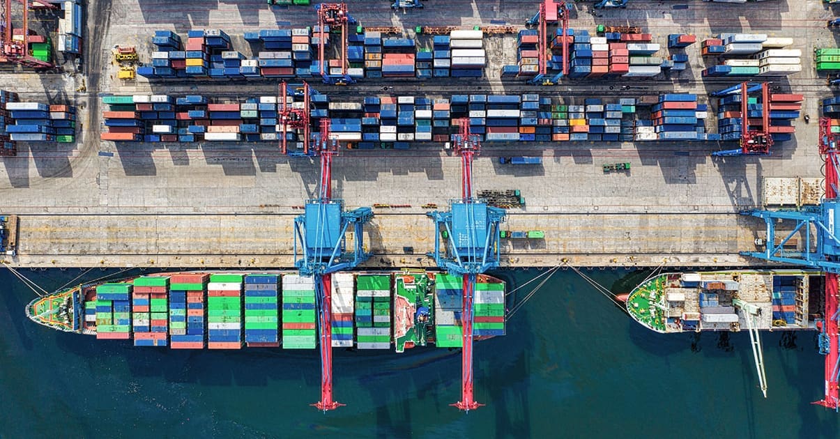 Ein Schiff im Hafen verstärkt den Klimawandel
