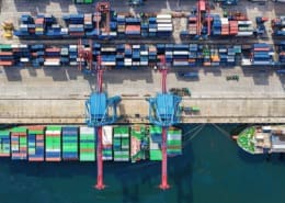 Ein Schiff im Hafen verstärkt den Klimawandel