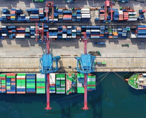 Ein Schiff im Hafen verstärkt den Klimawandel