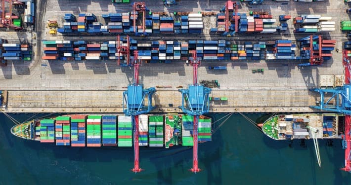 Ein Schiff im Hafen verstärkt den Klimawandel