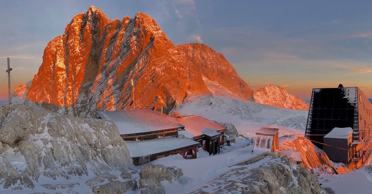 Die Seethaler Hütte vor einem Berg