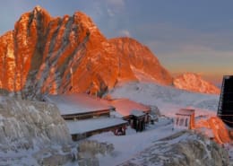 Die Seethaler Hütte vor einem Berg