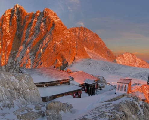 Die Seethaler Hütte vor einem Berg