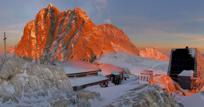 Die Seethaler Hütte vor einem Berg