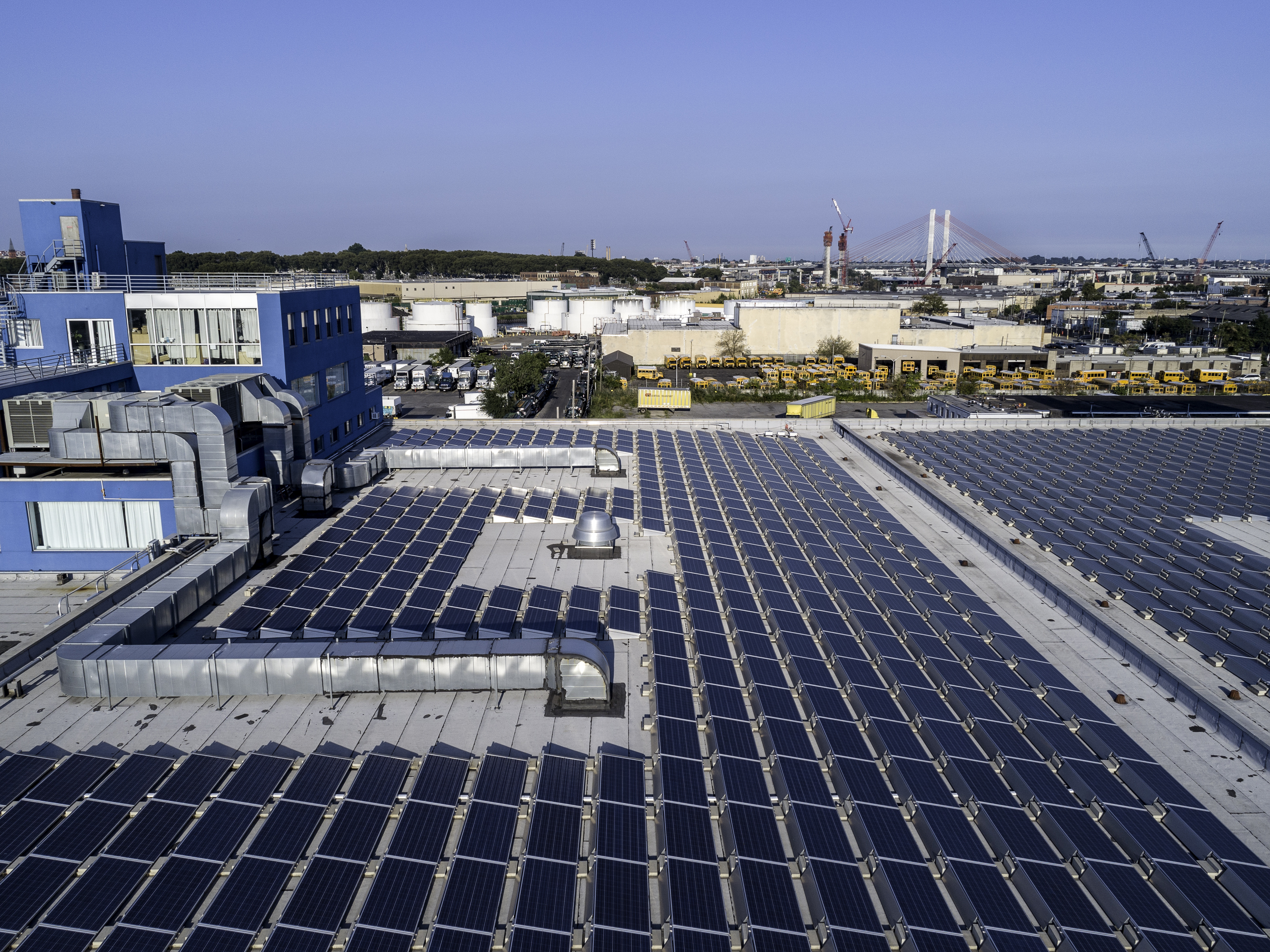 Die Erzeuger schaffen gemeinsam ein unabhängiges, dezentrales Energieversorgungsnetz, durch das sie ihre Umgebung mit sauberer Energie versorgen. 520 Kingsland Ave. Brooklyn NY