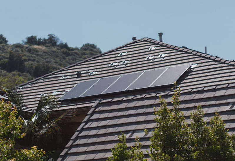 Mit großflächigen Photovoltaik-Anlagen wird mehr Energie erzeugt, als der Betrieb des Gebäudes verbraucht.