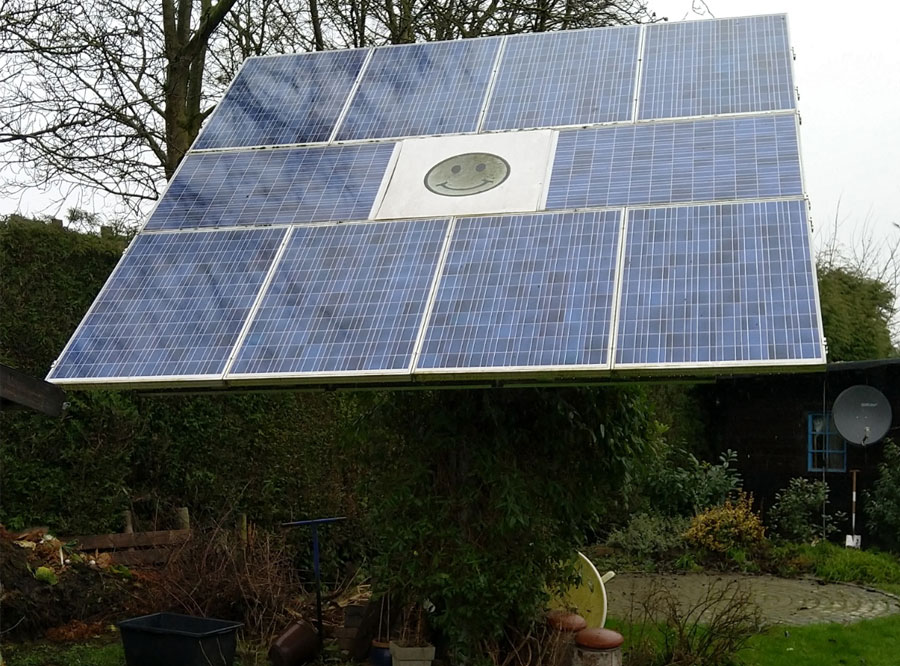 Auf einer Wiese in einem Privatgarten montiert auf einer Säule, eine Photovoltaikanlage.