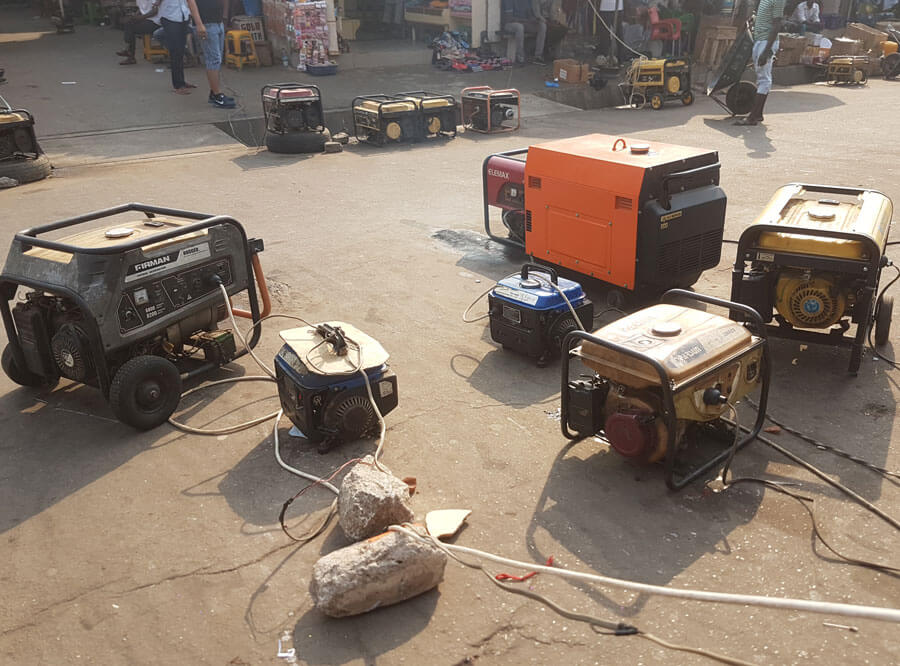 Diesel-Aggregate auf einem Marktplatz in Nigeria