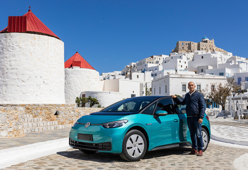 Bewohner von Astypalea steht vor seinem Elektroauto