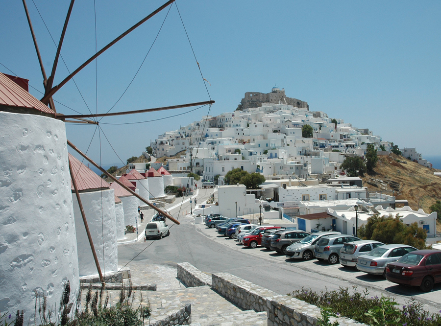 Weiße Häuser und Windmühlen auf der Insel Astypalea