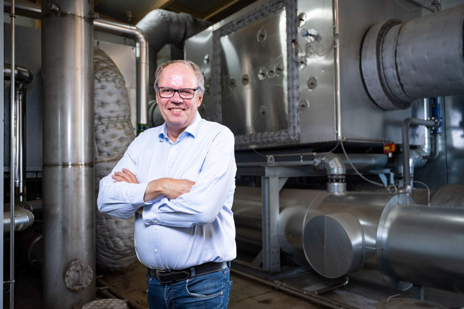 Landwirt Rainer Carstens steht vor seiner Biogas-Anlage