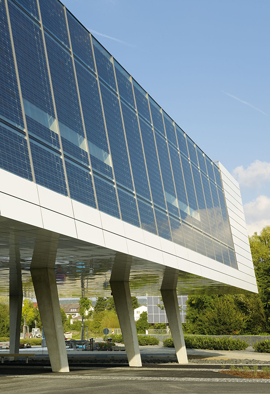 Fassade eines modernen Gebäudes mit Solarfenstern
